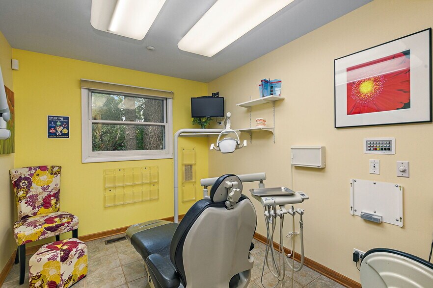 More Photos Of 712 W Main St, West Dundee Medical For Sale