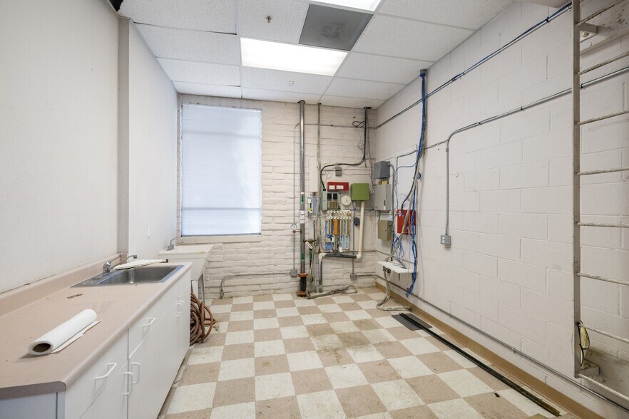 More Photos Of 33641 Mission Blvd, Union City Freestanding For Sale