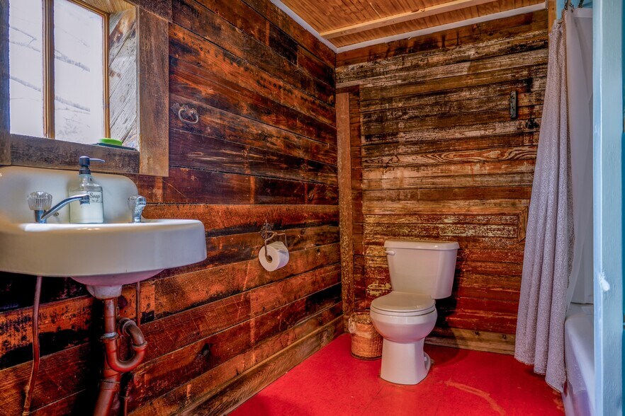 More Photos Of 100 W Murphy St, Alpine General Retail For Sale