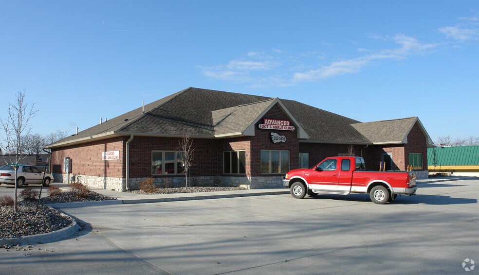 Primary Photo Of 2459 E Euclid Ave, Des Moines Medical For Lease
