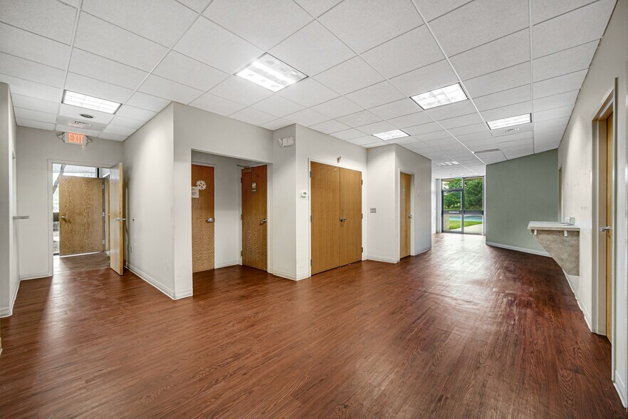 More Photos Of 9711 Valparaiso Dr, Munster Medical For Lease