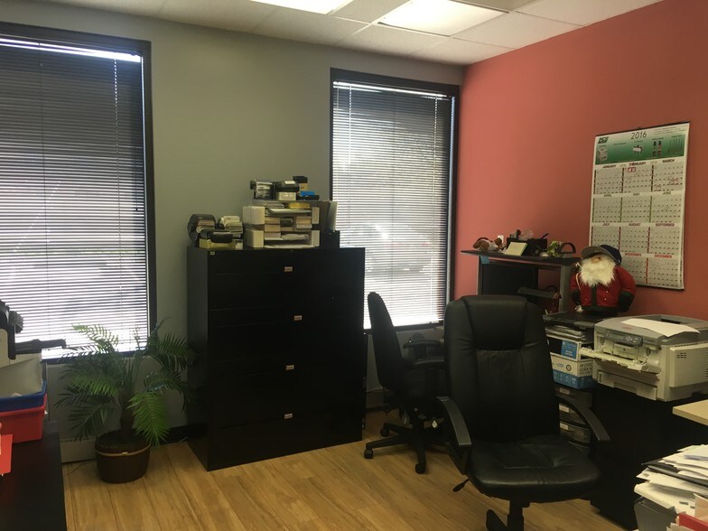 More Photos Of 1001 Entry Dr, Bensenville Warehouse For Lease