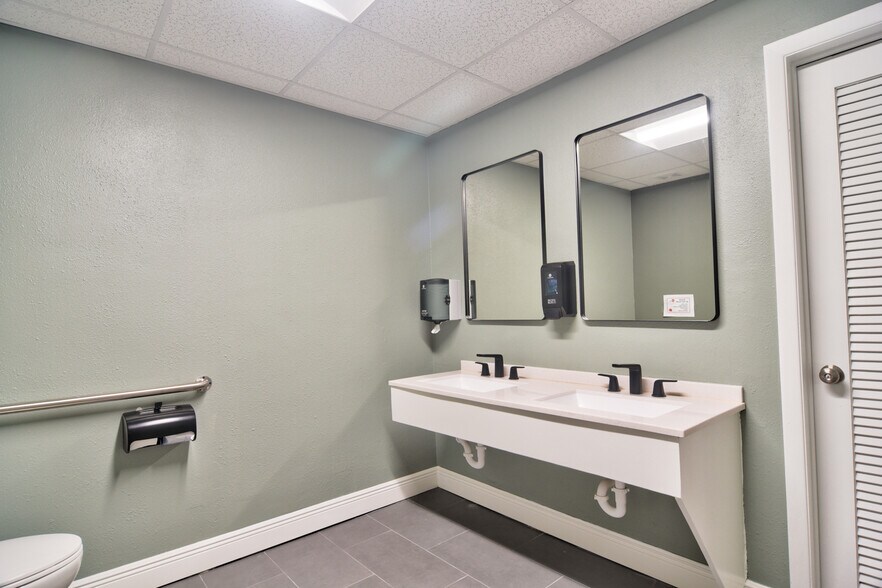 More Photos Of 12945 Seminole Blvd, Largo Office For Lease