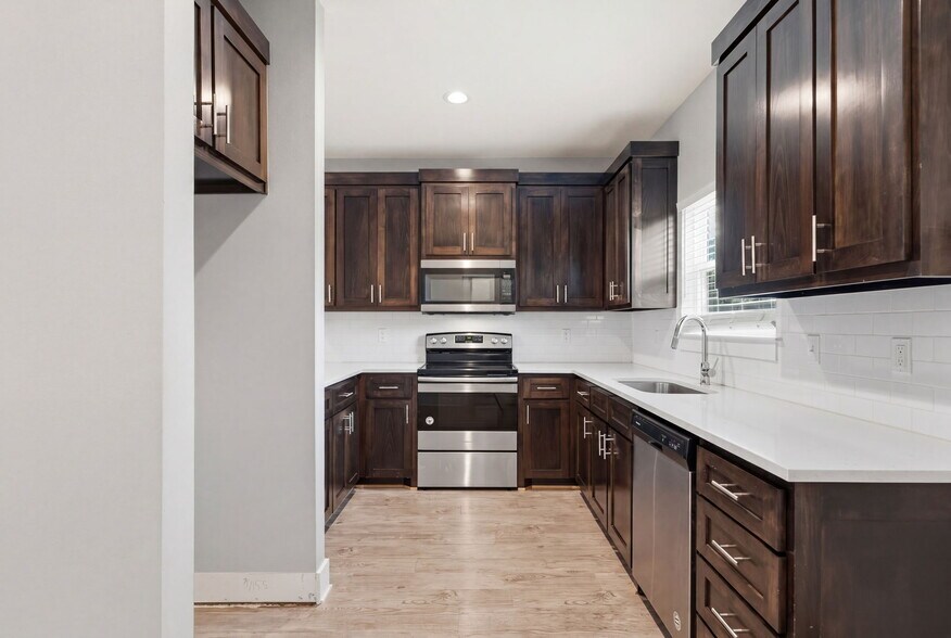 More Photos Of 307 N Henry St, Lindale Apartments For Sale