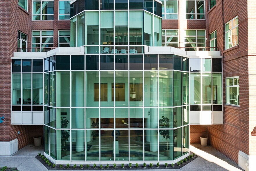 More Photos Of 5980 Horton St, Emeryville Research And Development For Lease