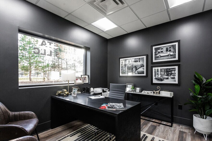 More Photos Of 3455 Centerpoint Dr, Grove City Warehouse For Lease