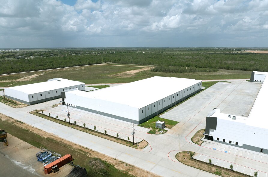 More Photos Of 1065 Heritage West Dr, Katy Warehouse For Sale