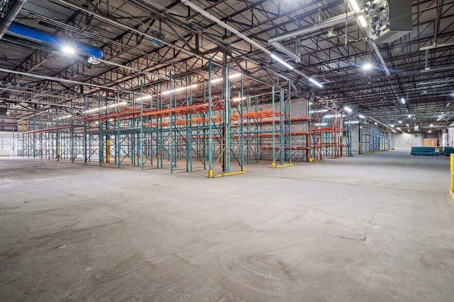 More Photos Of 6265 Ch De La Côte-De-Liesse, Saint-Laurent Warehouse For Lease
