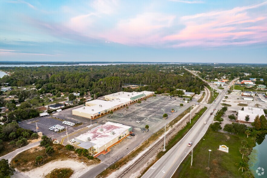 Primary Photo Of 2700-2738 W Old Highway 441, Mount Dora Restaurant For Sale