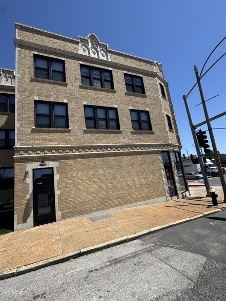 More Photos Of 3835 S Kingshighway Blvd, Saint Louis General Retail For Lease