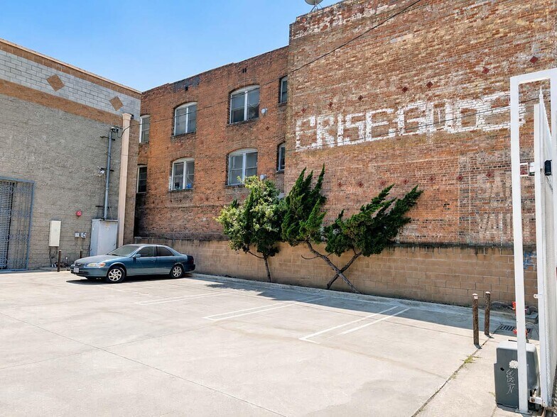 More Photos Of 2120 S Main St, Los Angeles Warehouse For Lease