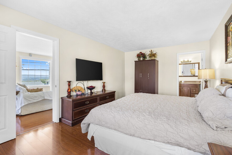 More Photos Of 1325 W Highway 76, Branson Hotel For Sale