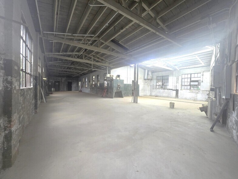 More Photos Of 224 Glenwood Ave, Bloomfield Warehouse For Lease