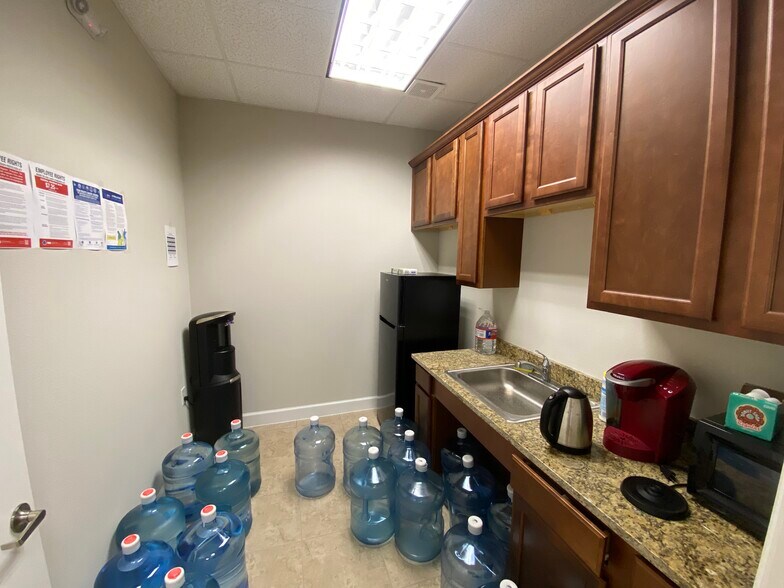 More Photos Of 633 E Fernhurst Dr, Katy Medical For Lease