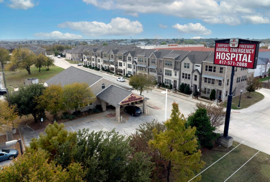 More Photos Of 833 W Airport Fwy, Euless Veterinarian Kennel For Sale