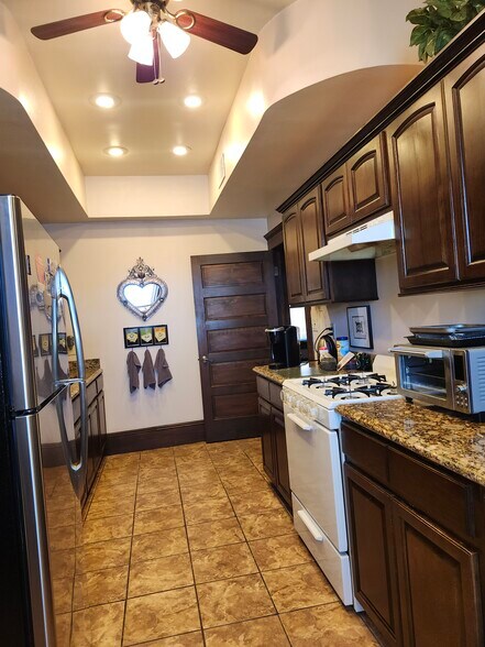 More Photos Of 814 Wyoming Ave, El Paso Office For Sale