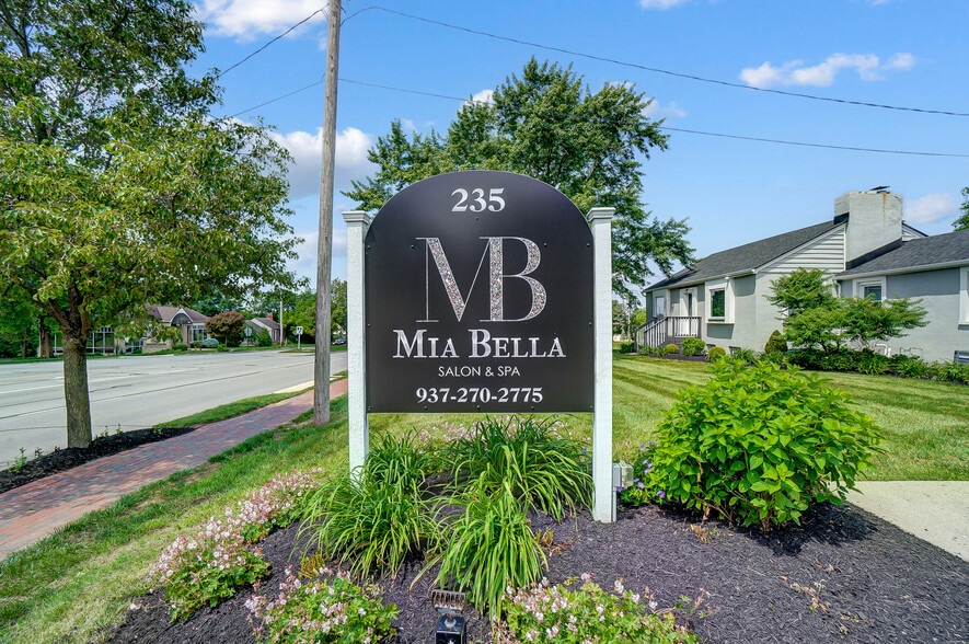 More Photos Of 235 W Franklin St, Centerville Storefront Retail Office For Lease