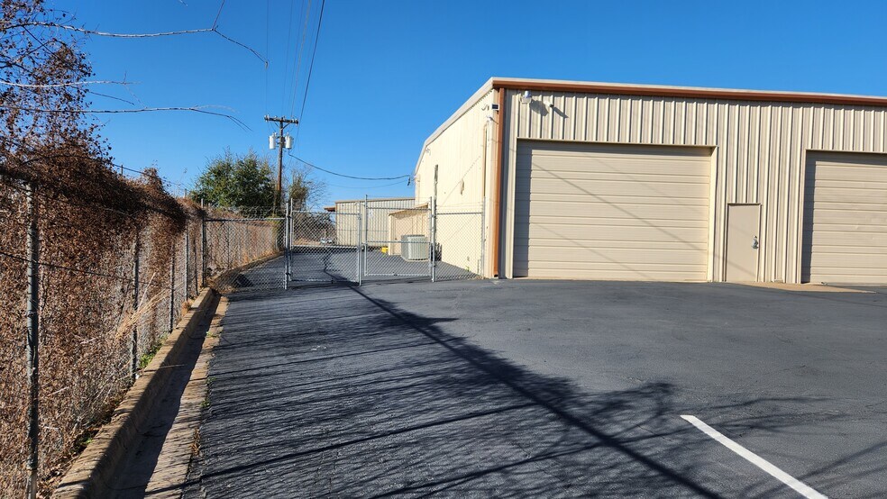 More Photos Of 1304 W Industrial Blvd, Round Rock Light Distribution For Sale