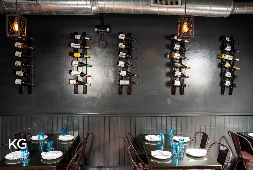 More Photos Of 327-329 Waukegan Ave, Highwood Storefront For Lease