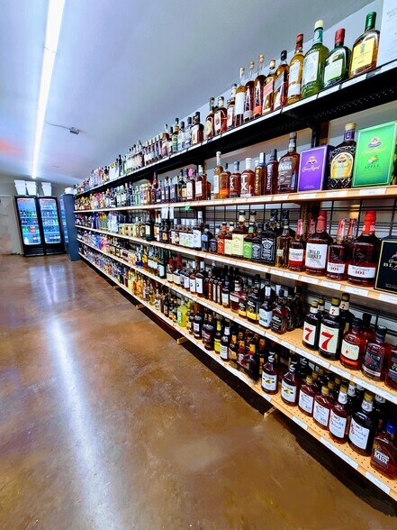 More Photos Of 101 W Main St, Geronimo General Retail For Lease