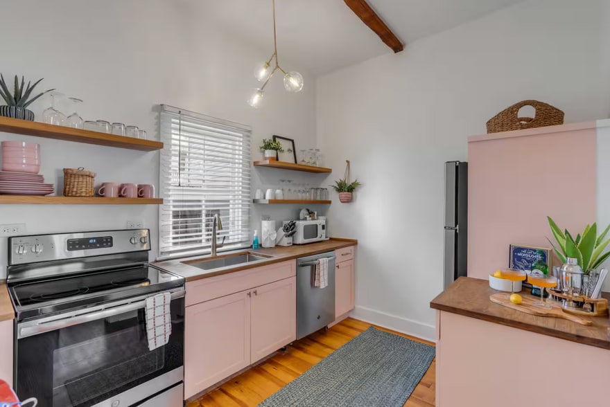 More Photos Of 140 Spring St, Charleston Hospitality For Sale