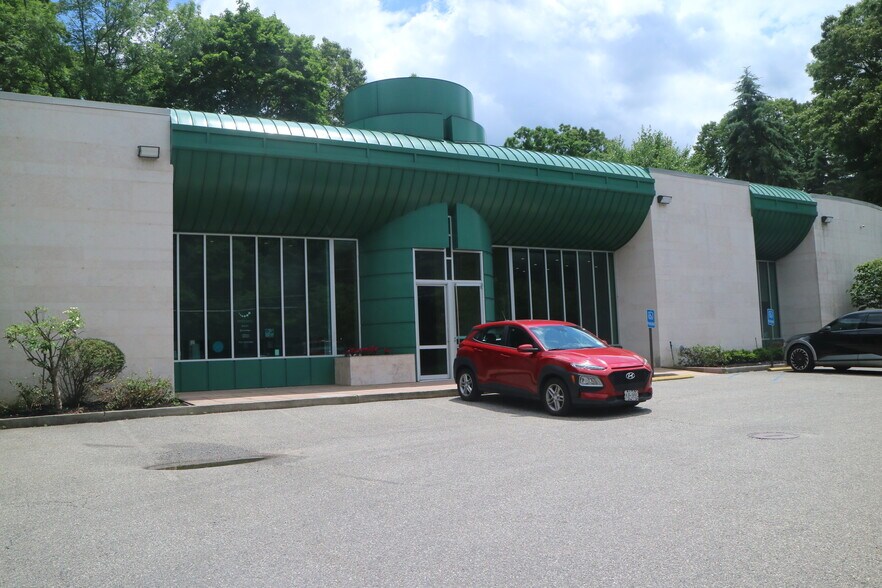 More Photos Of 864 W Jericho Tpke, Huntington Medical For Lease