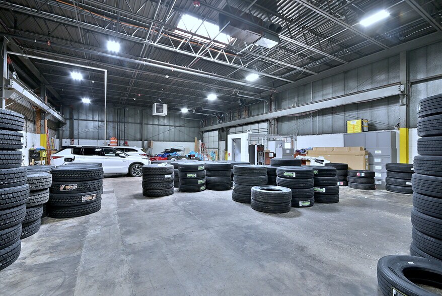 More Photos Of 2100 W 21st St, Broadview Light Manufacturing For Lease