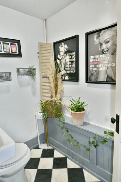 More Photos Of 12-14 N Main St, Hubbard Storefront Retail Residential For Sale