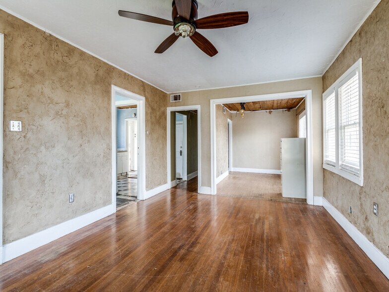 More Photos Of 5832 Live Oak St, Dallas Freestanding For Sale