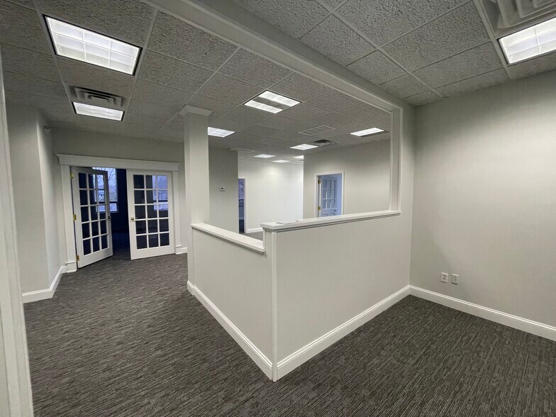 More Photos Of 80 Maple Ave, Smithtown Office For Lease