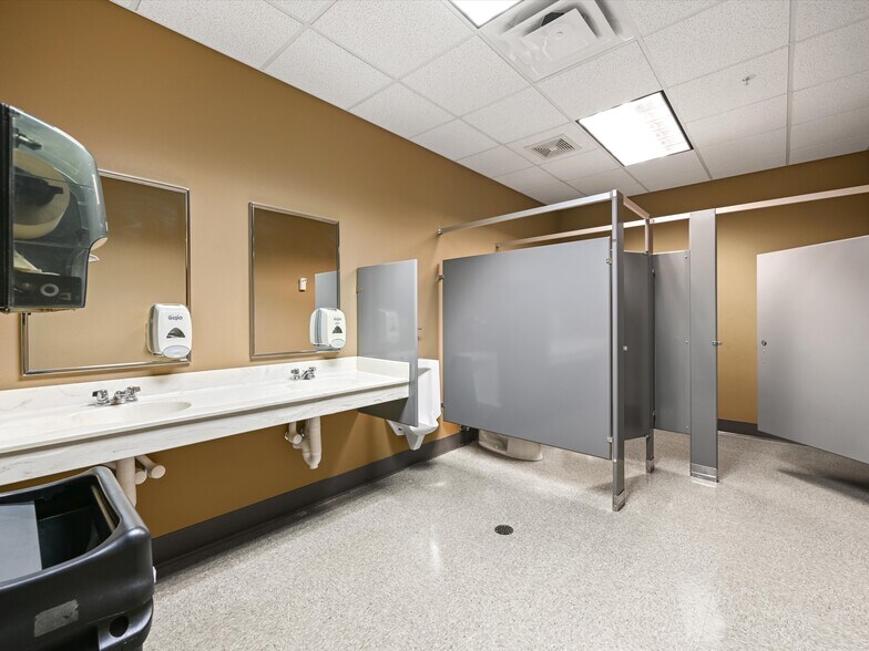 More Photos Of 7495 Chavenelle rd, Dubuque Industrial For Sale