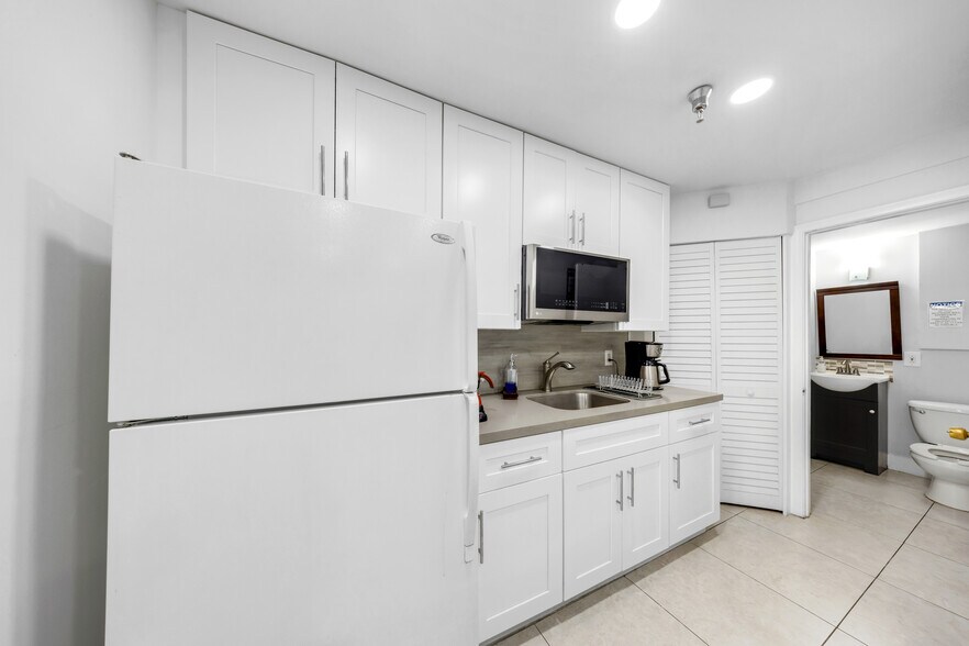 More Photos Of 7100-7114 NW 50th St, Miami Warehouse For Sale