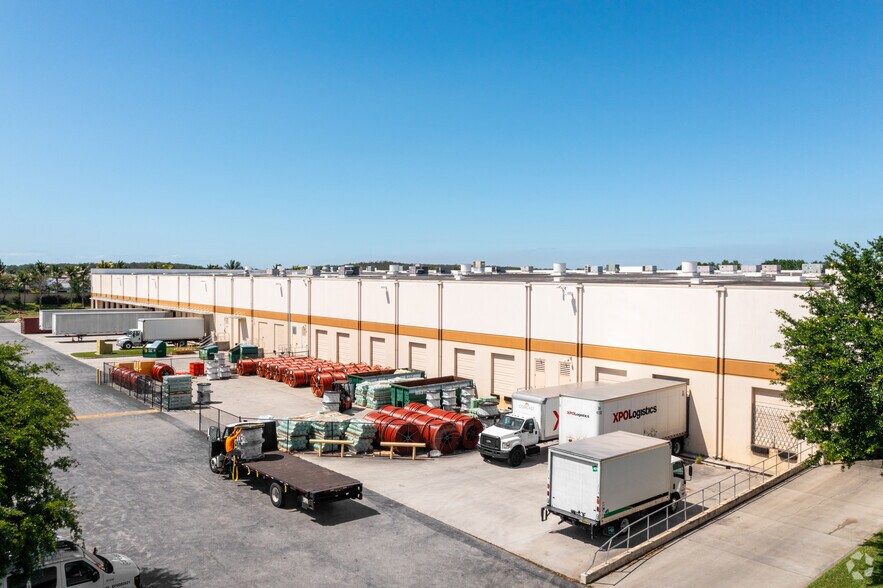 More Photos Of 12600 Westlinks Dr, Fort Myers Warehouse For Lease