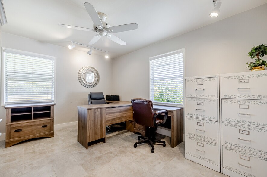 More Photos Of 164 Pondella Rd, North Fort Myers Office For Sale
