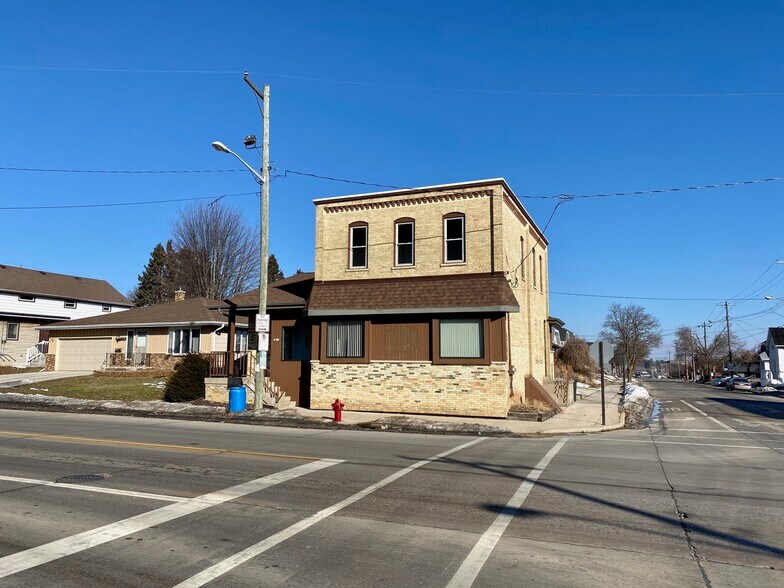 More Photos Of 2102 Marshall St, Manitowoc Flex For Lease