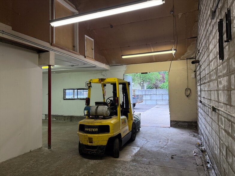 More Photos Of 1204 W 17th St, Vancouver Light Manufacturing For Sale