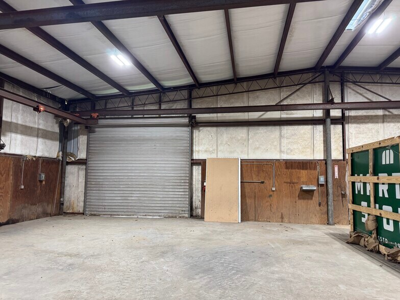 More Photos Of 1208 S Chestnut St, Lufkin Showroom For Sale