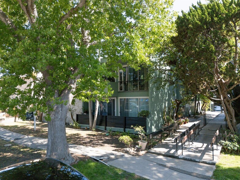 More Photos Of 7736 Paseo del Rey, Venice Apartments For Sale