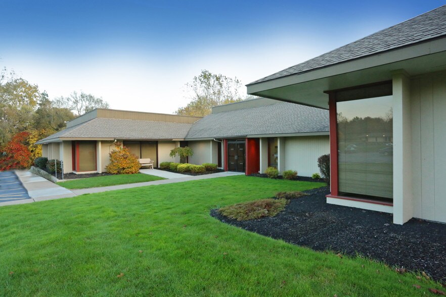 More Photos Of 300 Cross Keys Office Park, Fairport Office For Lease