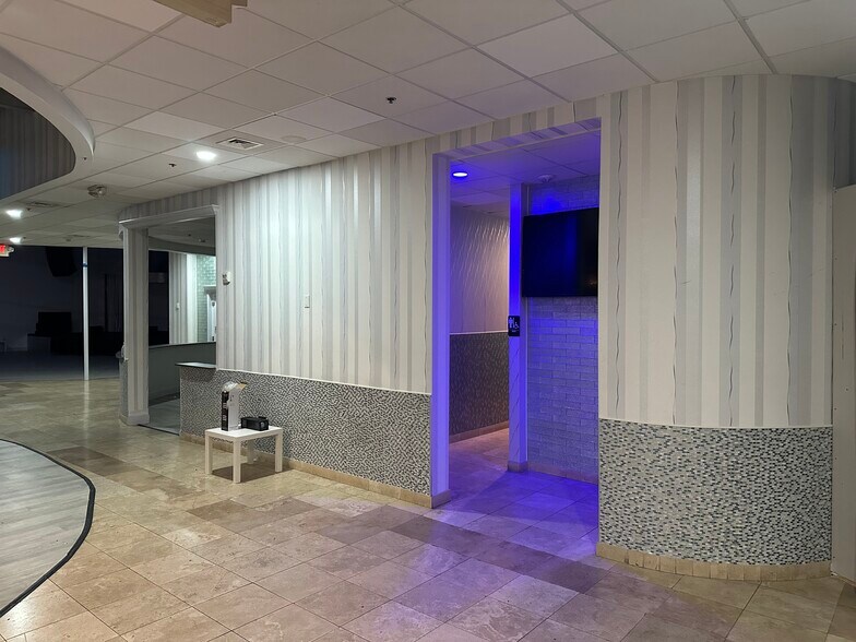 More Photos Of 6401-6445 Raleigh St, Orlando Freestanding For Lease