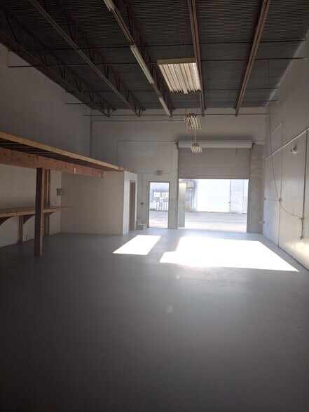 More Photos Of 3081 SE Dominica Ter, Stuart Manufacturing For Lease