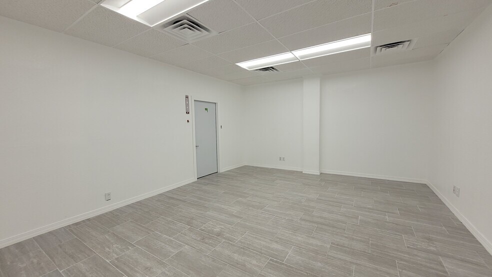 More Photos Of 8245 North Fwy, Houston Unknown For Lease