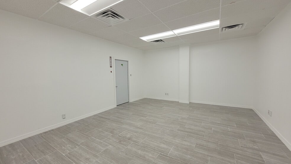 More Photos Of 8245 North Fwy, Houston Unknown For Lease