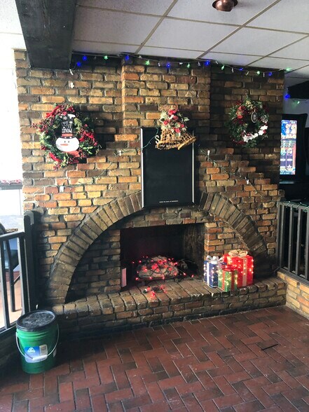 More Photos Of 318 W North Water St, New London Bar For Sale