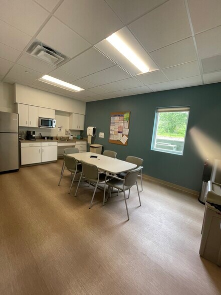 More Photos Of 105 Topsham Fair Mall Rd, Topsham Office For Lease