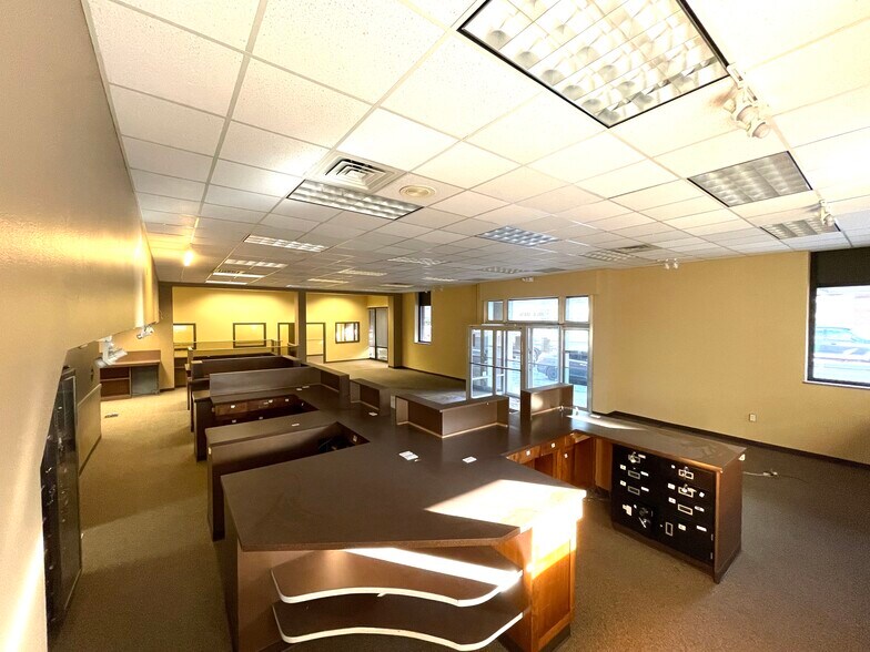 More Photos Of 300 E Main St, Pullman Bank For Sale