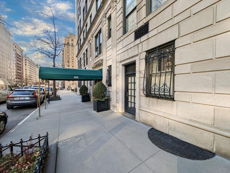 More Photos Of 910 Park Ave, New York Apartments For Sale