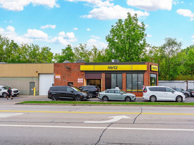 More Photos Of 1901 Green Bay Rd, Evanston General Retail For Sale