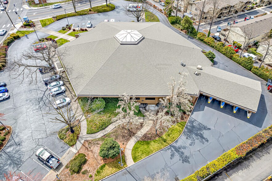 More Photos Of 601 Crater Lake Ave, Medford Bank For Lease