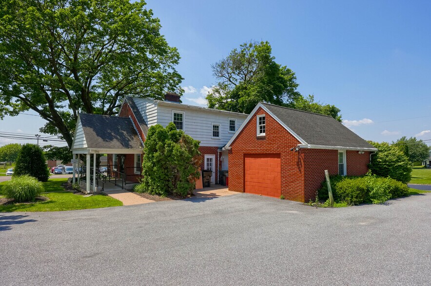 Primary Photo Of 2457 New Holland Pike, Lancaster Veterinarian Kennel For Sale